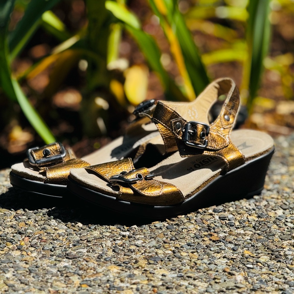 Mephisto Gold Sandals Elegant Comfort